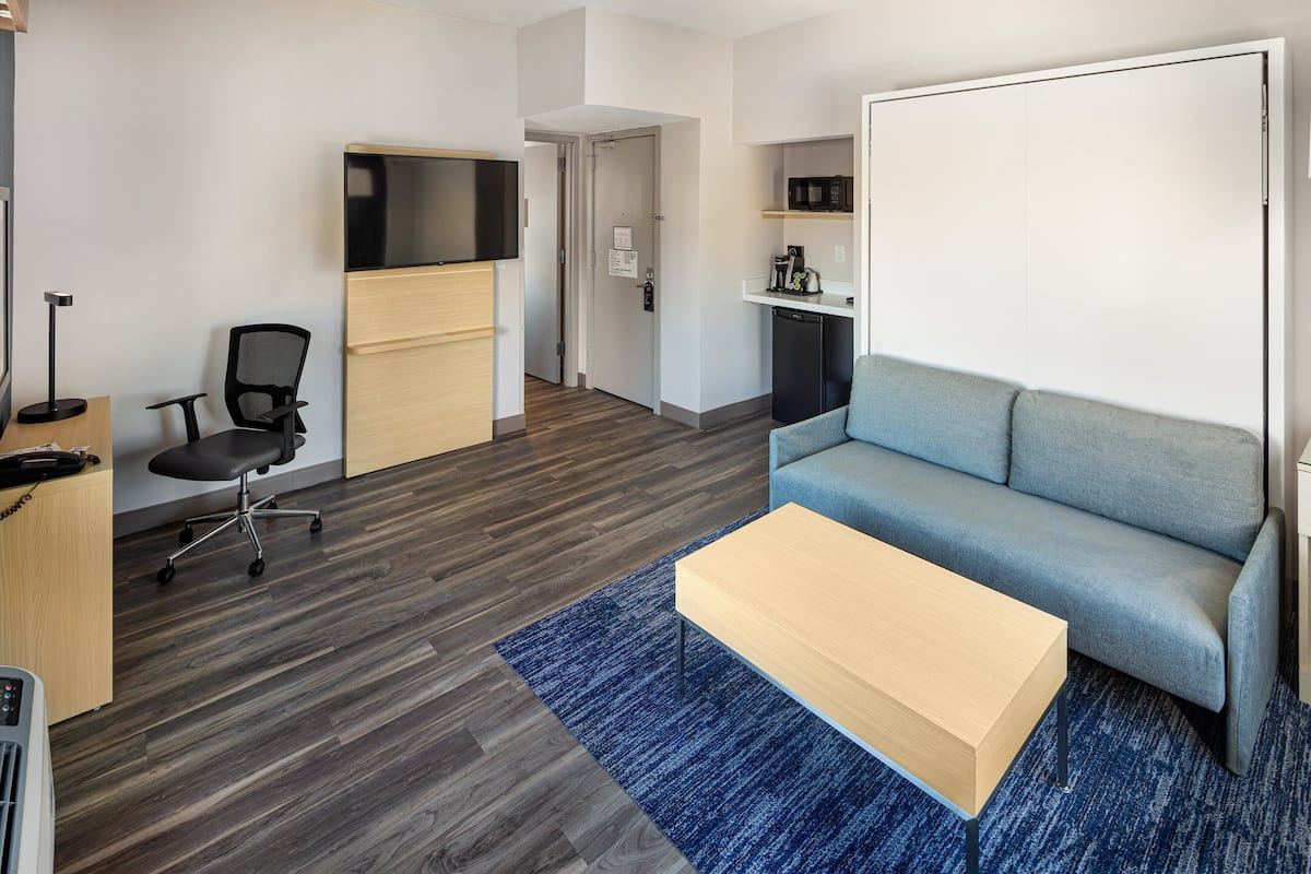 Luxe beddengoed, donzen dekbedden, een laptopwerkplek