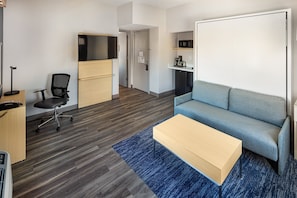 Suite, 1 Queen Bed (Living Area)
