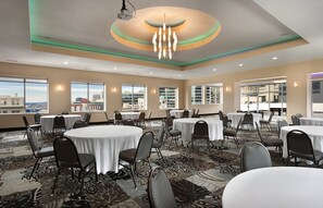 A conference room with round tables, chairs, and a chandelier. - Holiday Inn Express and Suites Atlanta Downtown by IHG (Atlanta)
