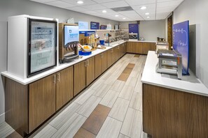 Free daily buffet breakfast - Holiday Inn Express and Suites Atlanta Downtown by IHG (Atlanta)
