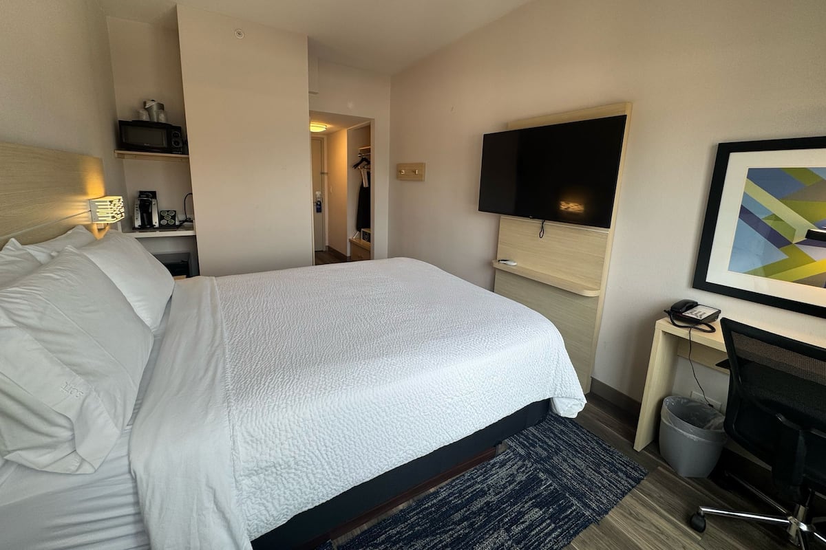1 kamar tidur, seprai premium, dan selimut bulu angsa