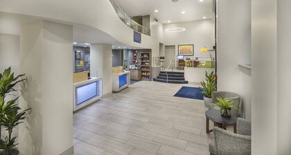 Holiday Inn Express and Suites Atlanta Downtown by IHG