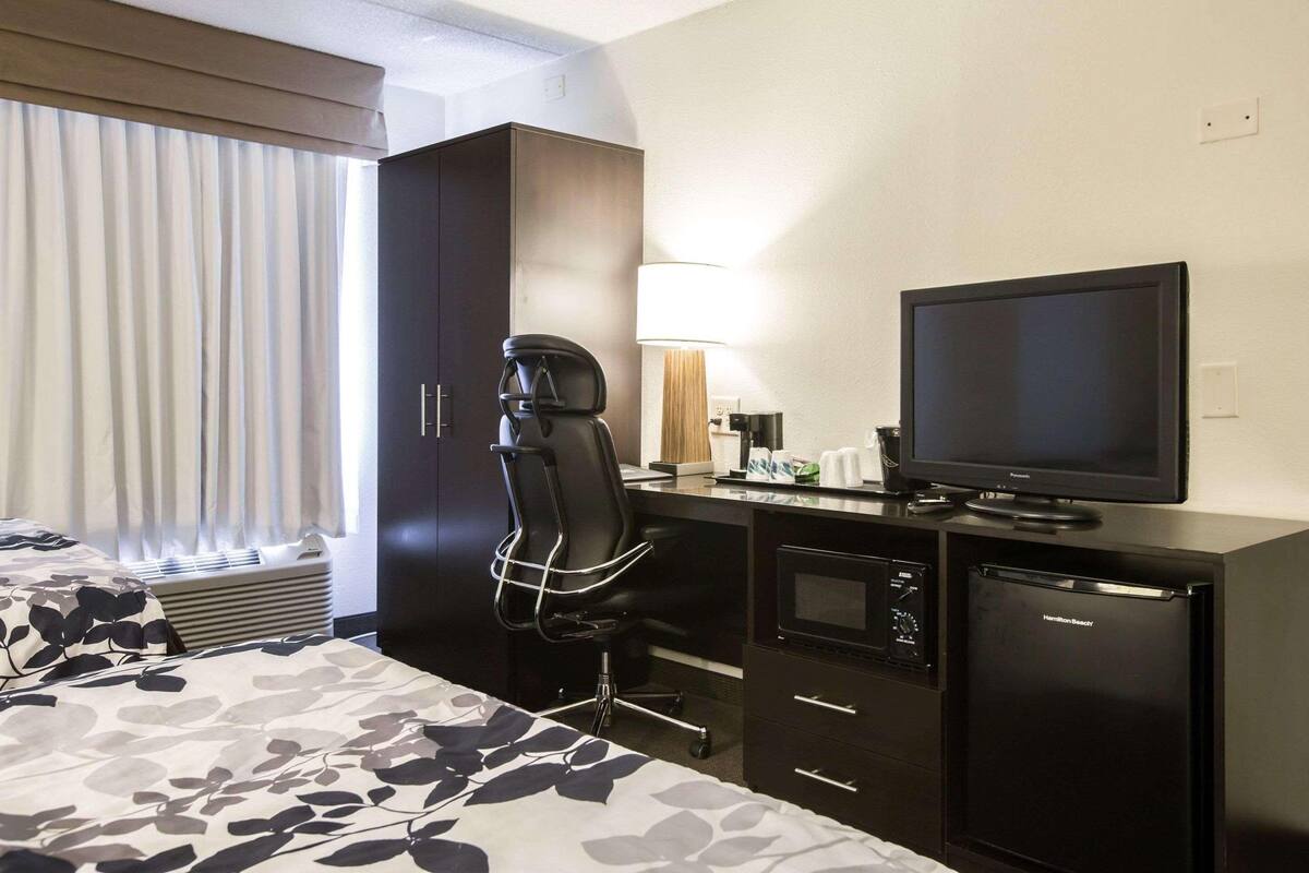 Memory-foam beds, desk, laptop workspace, blackout curtains
