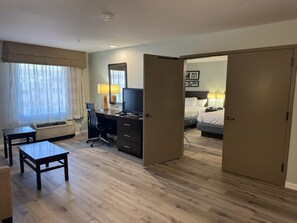 Coffres-forts dans les chambres, bureau, fer et planche à repasser