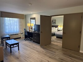 Caja de seguridad en la habitación y escritorio