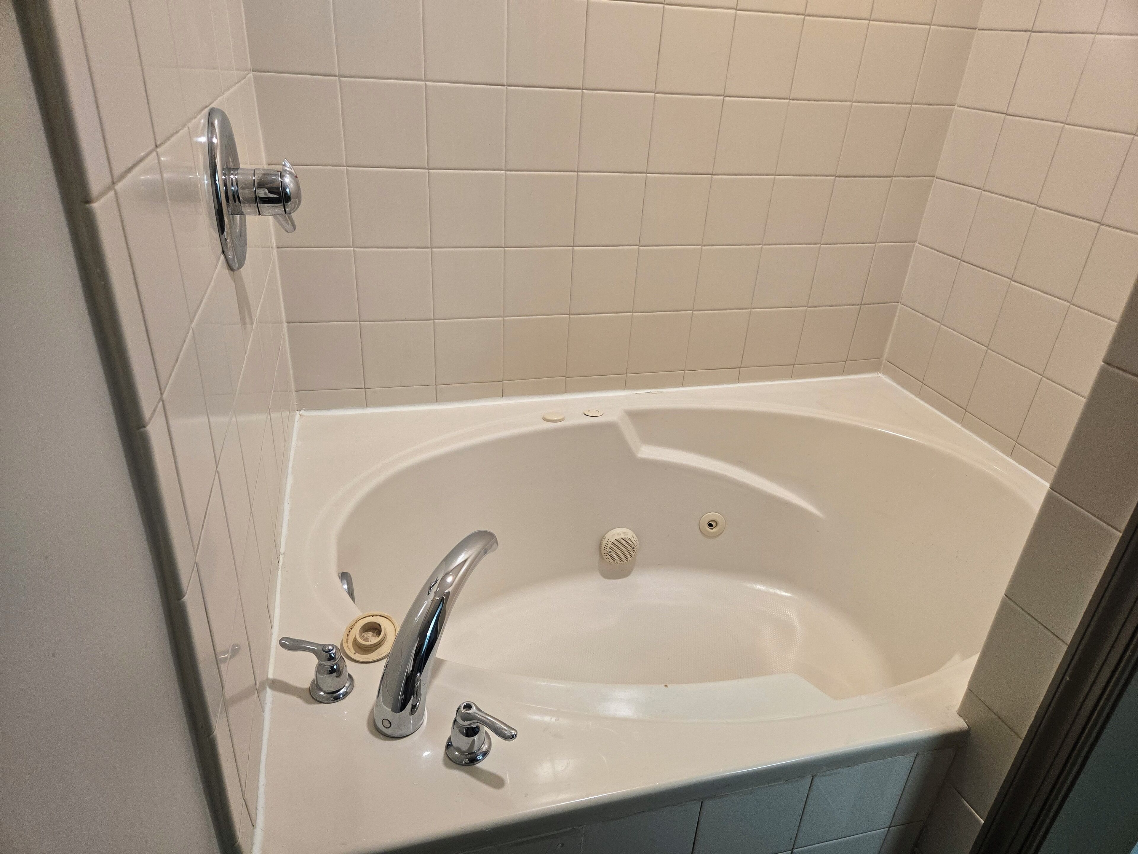 Une salle de bain avec une baignoire, une douche et des toilettes.