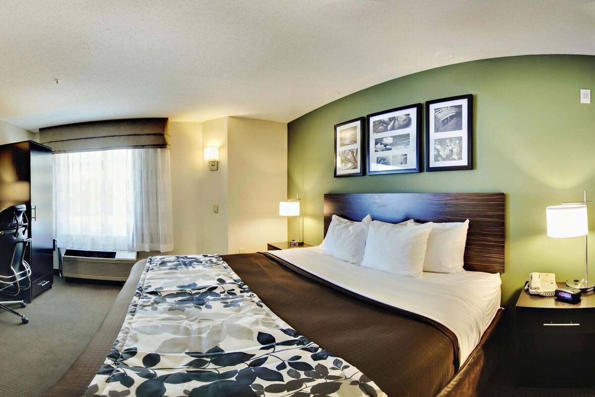 In-room safe, desk, iron/ironing board, free WiFi