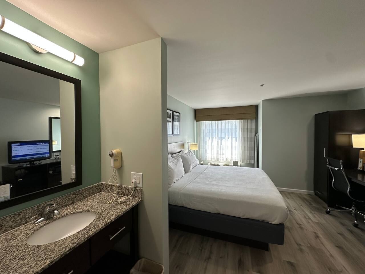 Room, 1 King Bed, Non Smoking | In-room safe, desk, iron/ironing board, free WiFi