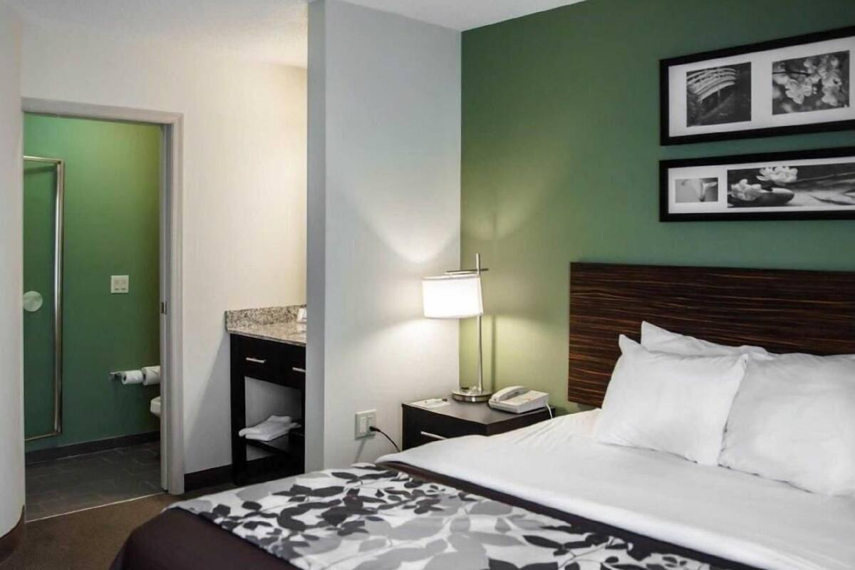 In-room safe, desk, iron/ironing board, free WiFi