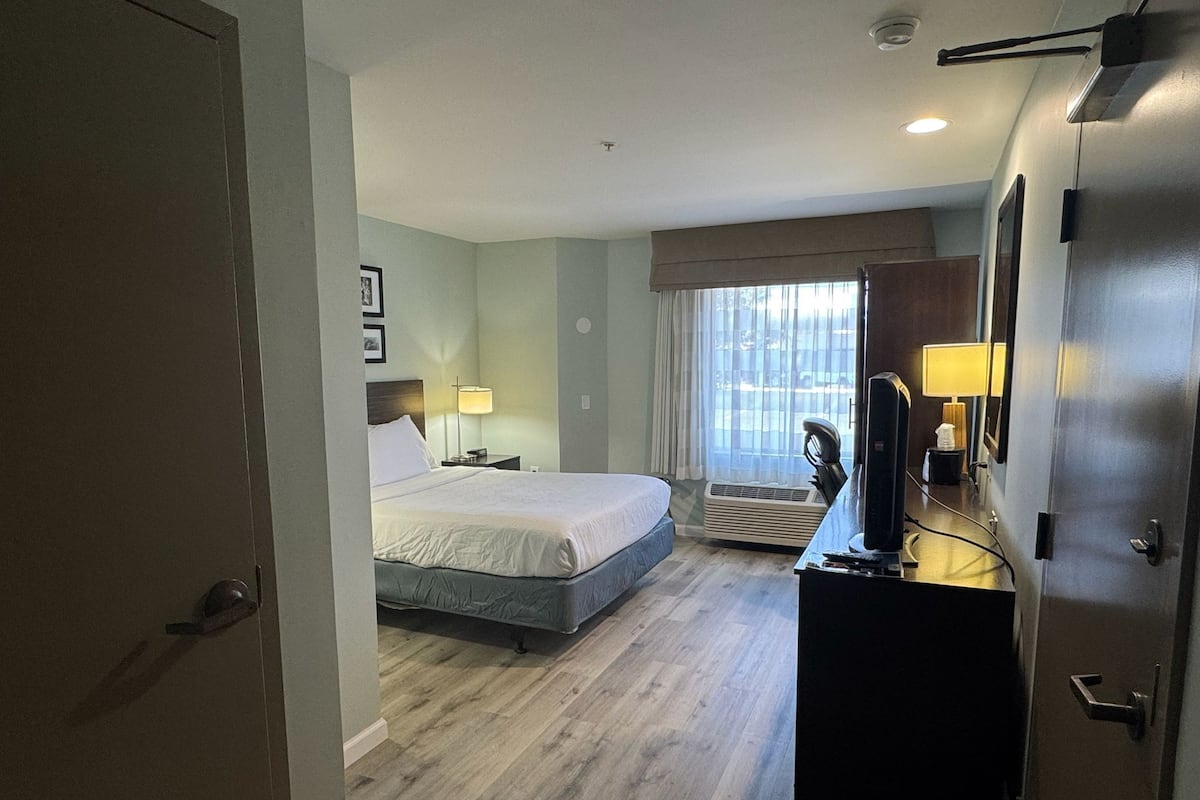 Chambre, 1 grand lit, accessible aux personnes à mobilité réduite (Mobility, Bathtub w/Grab Bars)