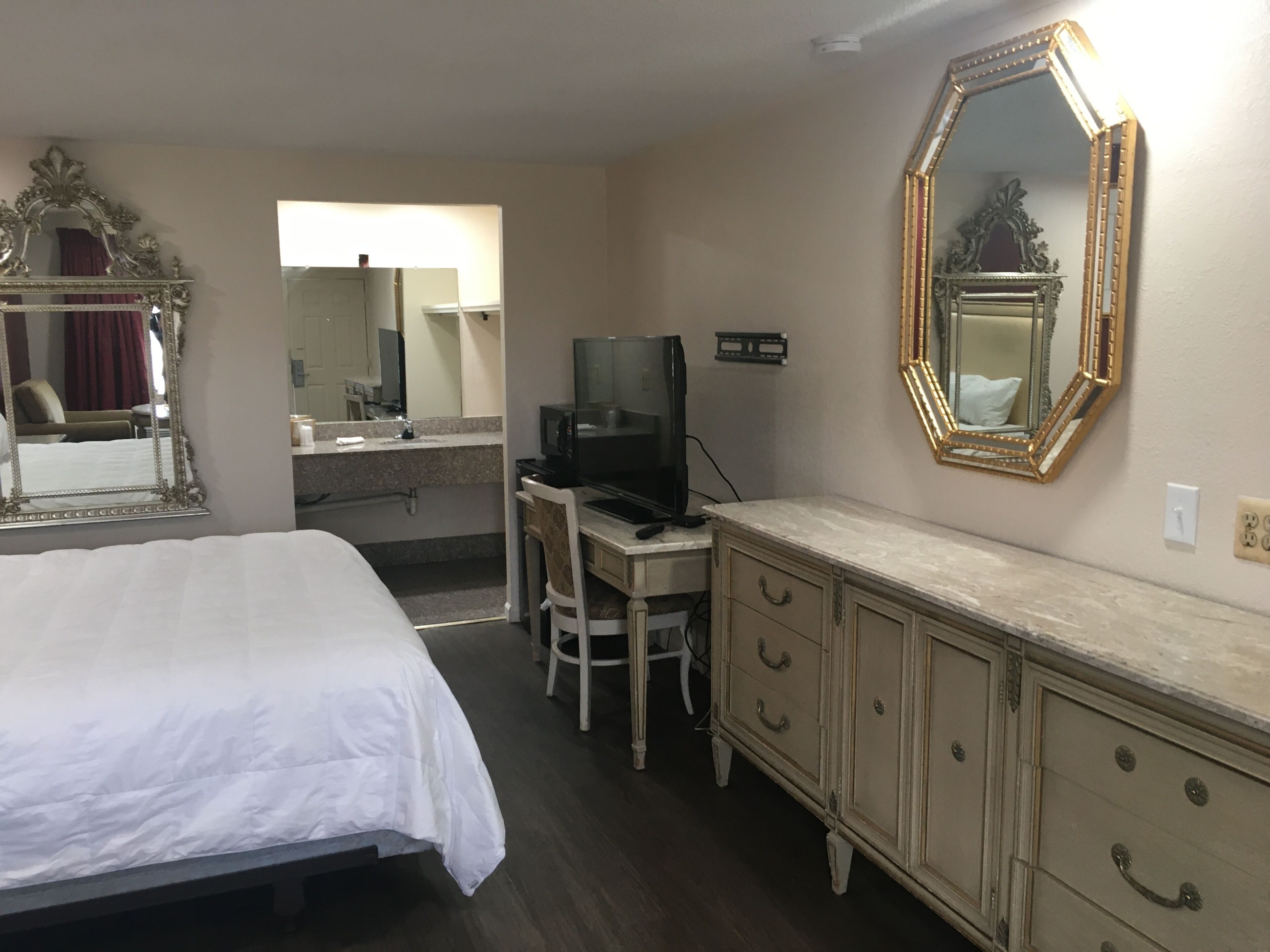 ห้องพรีเมียม | โต๊ะทำงาน, เตารีด/โต๊ะรีดผ้า, Wi-Fi ฟรี, ผ้าปูท  ี่นอน