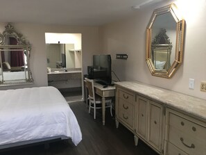 Habitación Premium | Escritorio, tabla de planchar con plancha, wifi gratis y ropa de cama