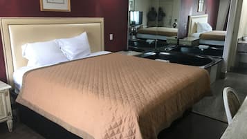 Escritorio, tabla de planchar con plancha, wifi gratis y ropa de cama