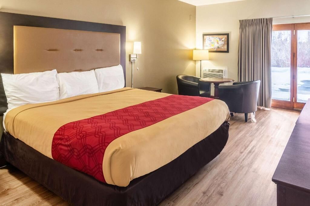 デスク、WiFi (無料)、ベッドシーツ、アラーム付き時計