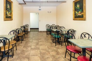 Free continental breakfast on weekdays - Econo Lodge Cadillac (Cadillac)