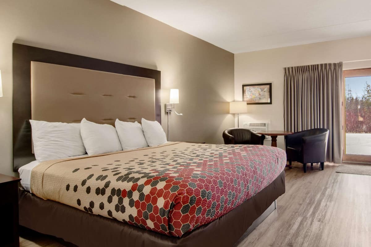 Zimmer, 1 King-Bett, Nichtraucher, eingeschränkter Seeblick (2-Person Whirlpool)