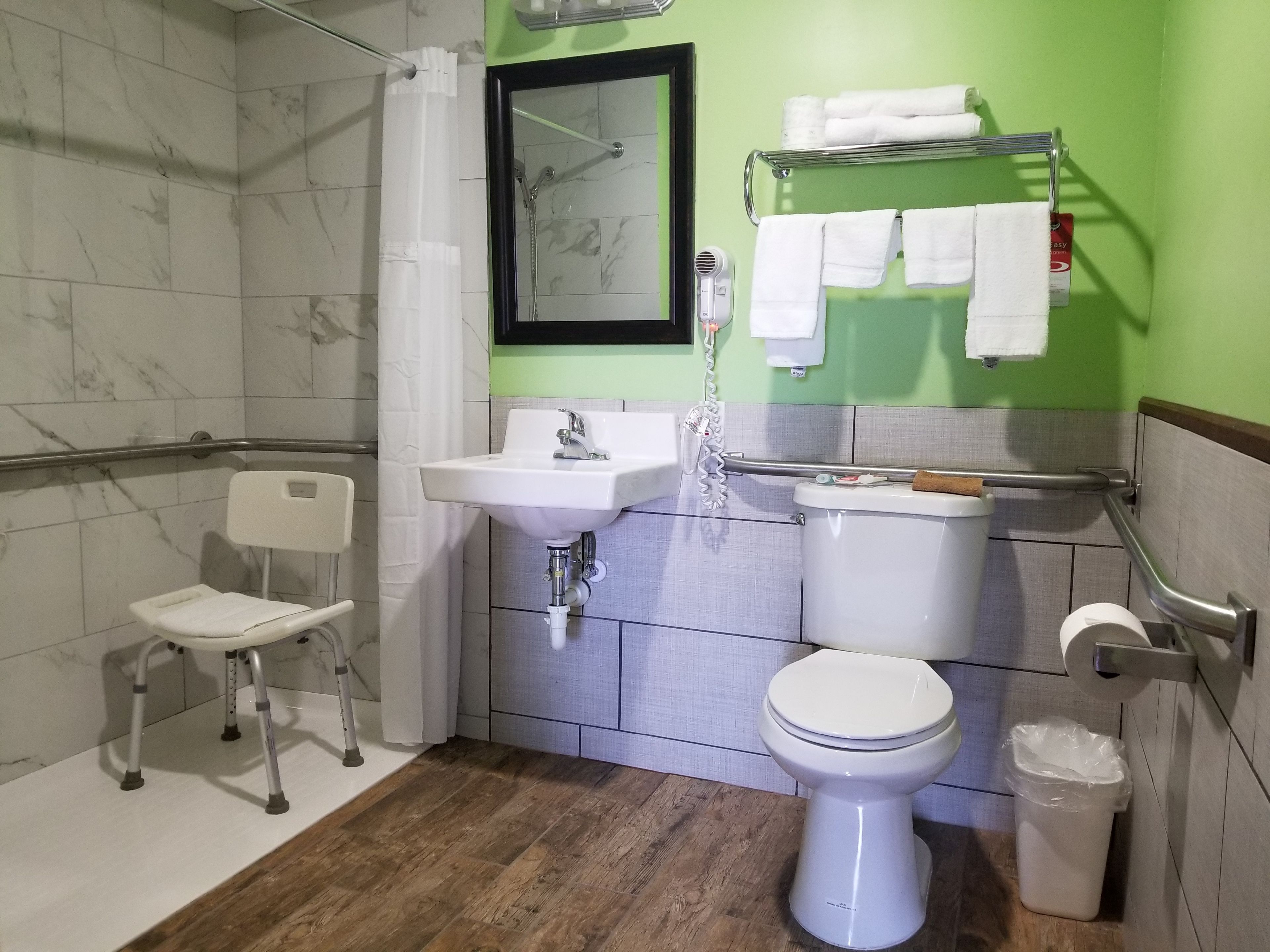 Tina con regadera, amenidades de baño gratuitas, secadora de cabello 