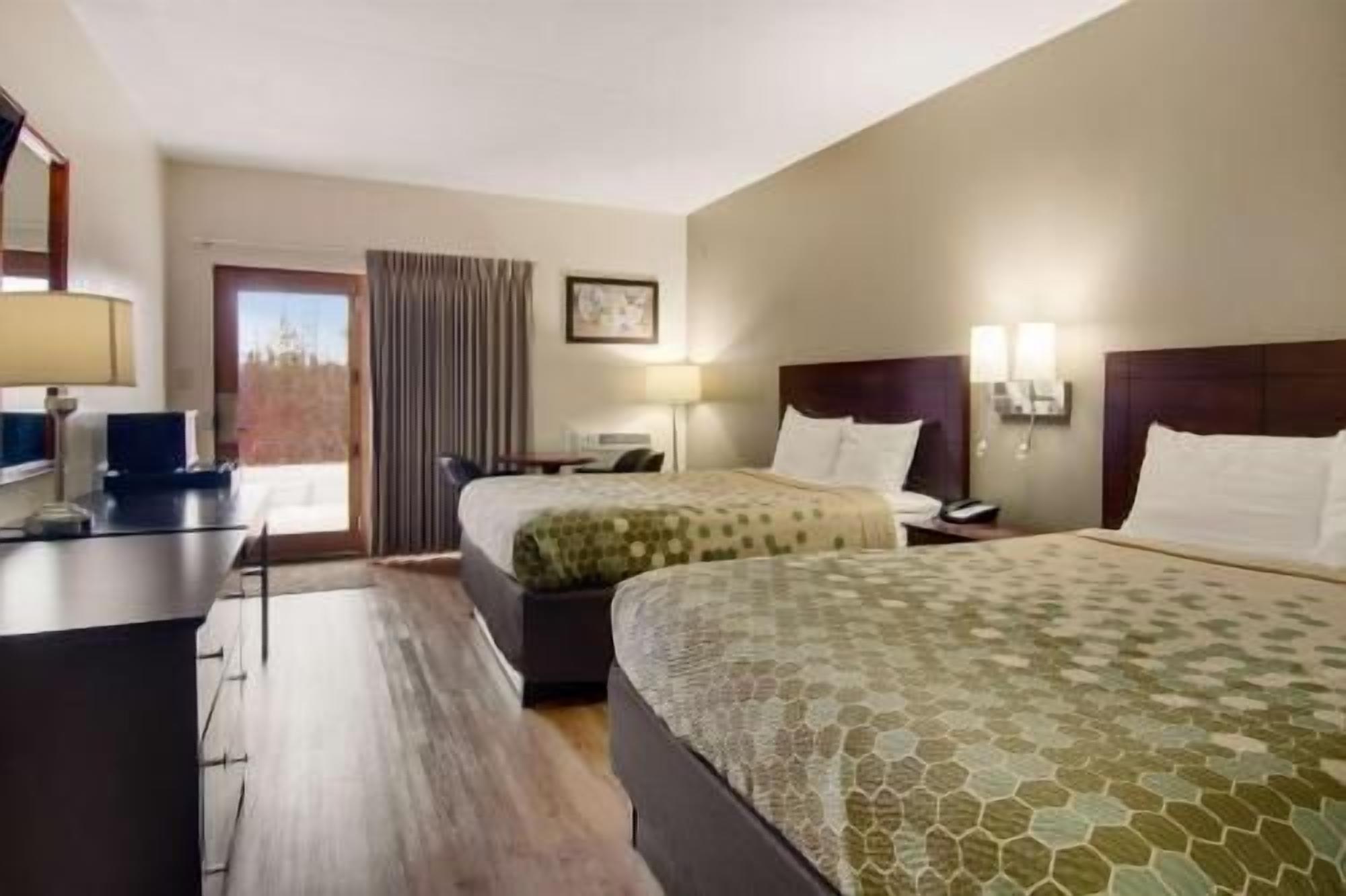 デスク、WiFi (無料)、ベッドシーツ、アラーム付き時計