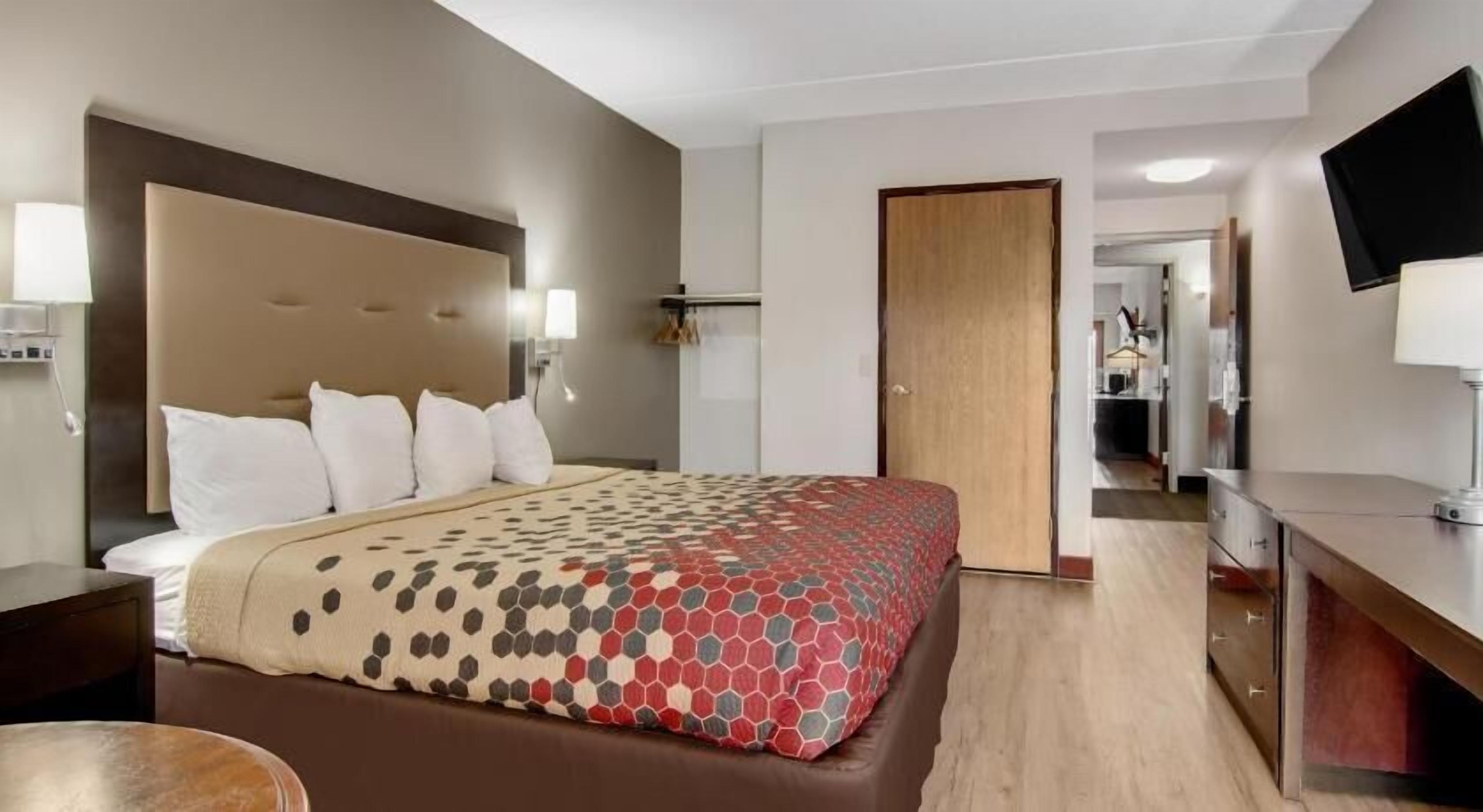 デスク、WiFi (無料)、ベッドシーツ、アラーム付き時計