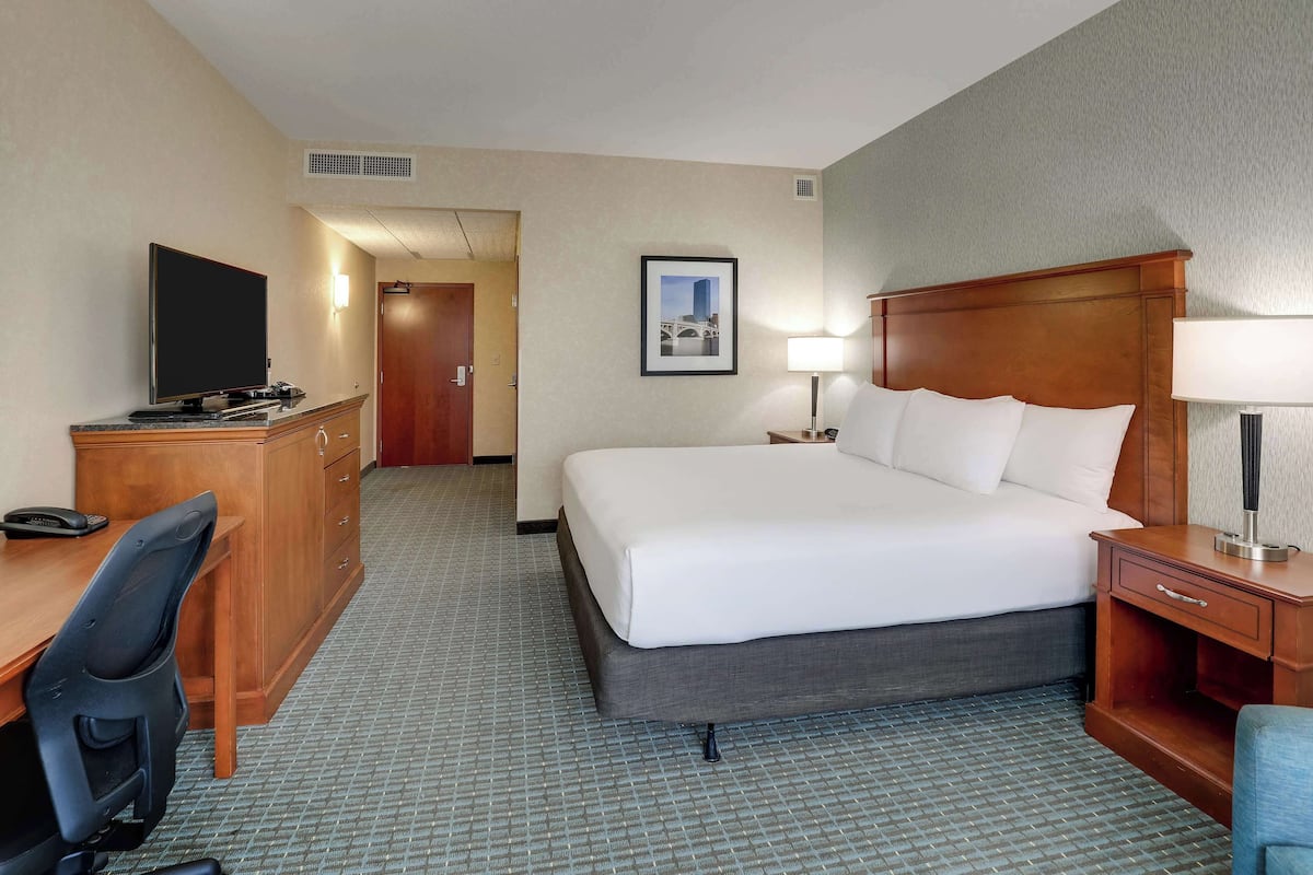Chambre Deluxe, 1 trĂšs grand lit (Hearing Accessible, Roll in Shower)