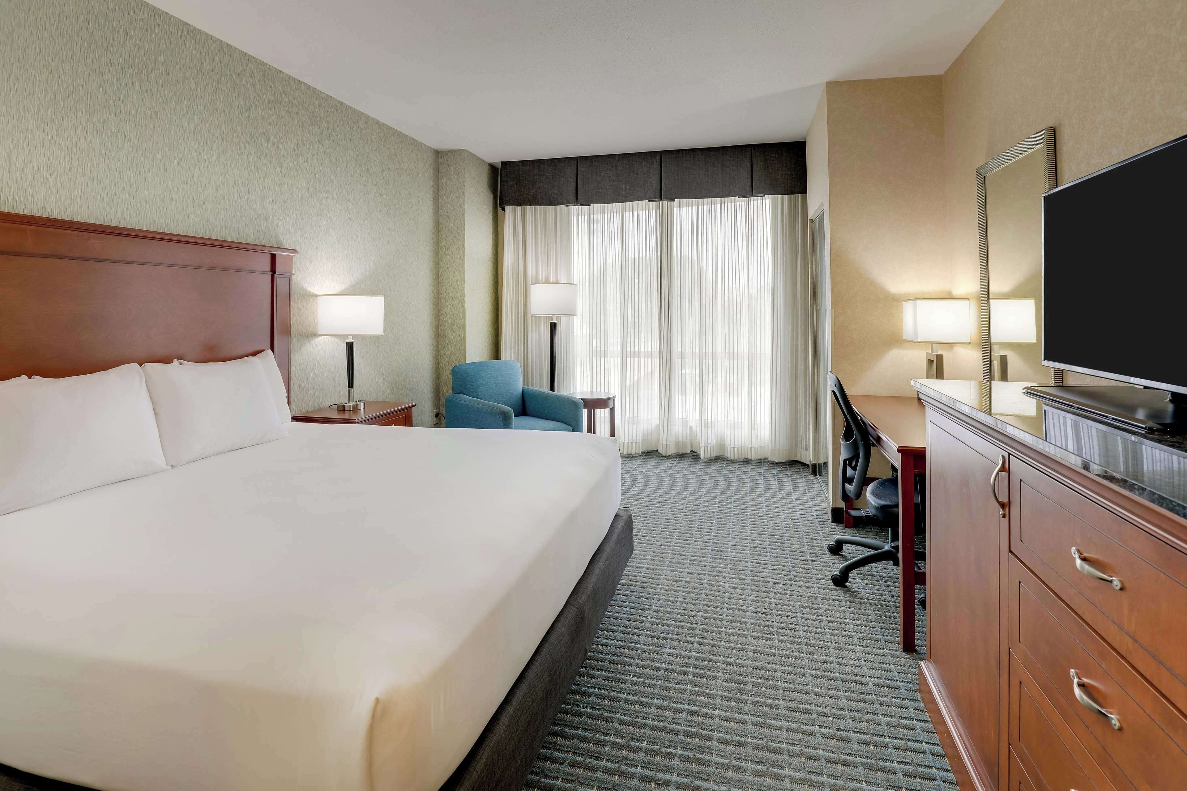 deluxe room, 1 king bed, accessible, refrigerator & microwave (hearing accessible, roll in shower) | desk, laptop workspace, blackout curtains, iron/ironing board