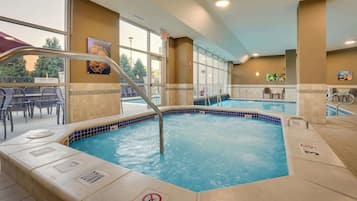 Una piscina techada, una piscina al aire libre