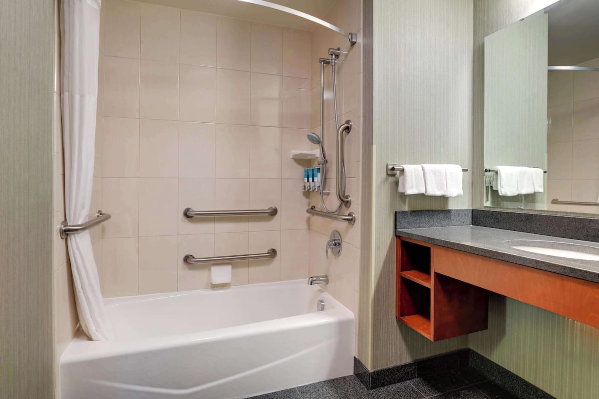 free toiletries, towels