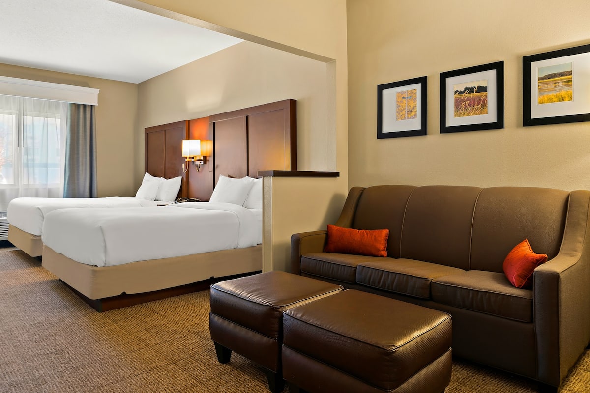 Suite 2 Queen Beds Non Smoking Room with 2 Person Sofa Bed | Individuell dekoriert, individuell eingerichtet, Schreibtisch