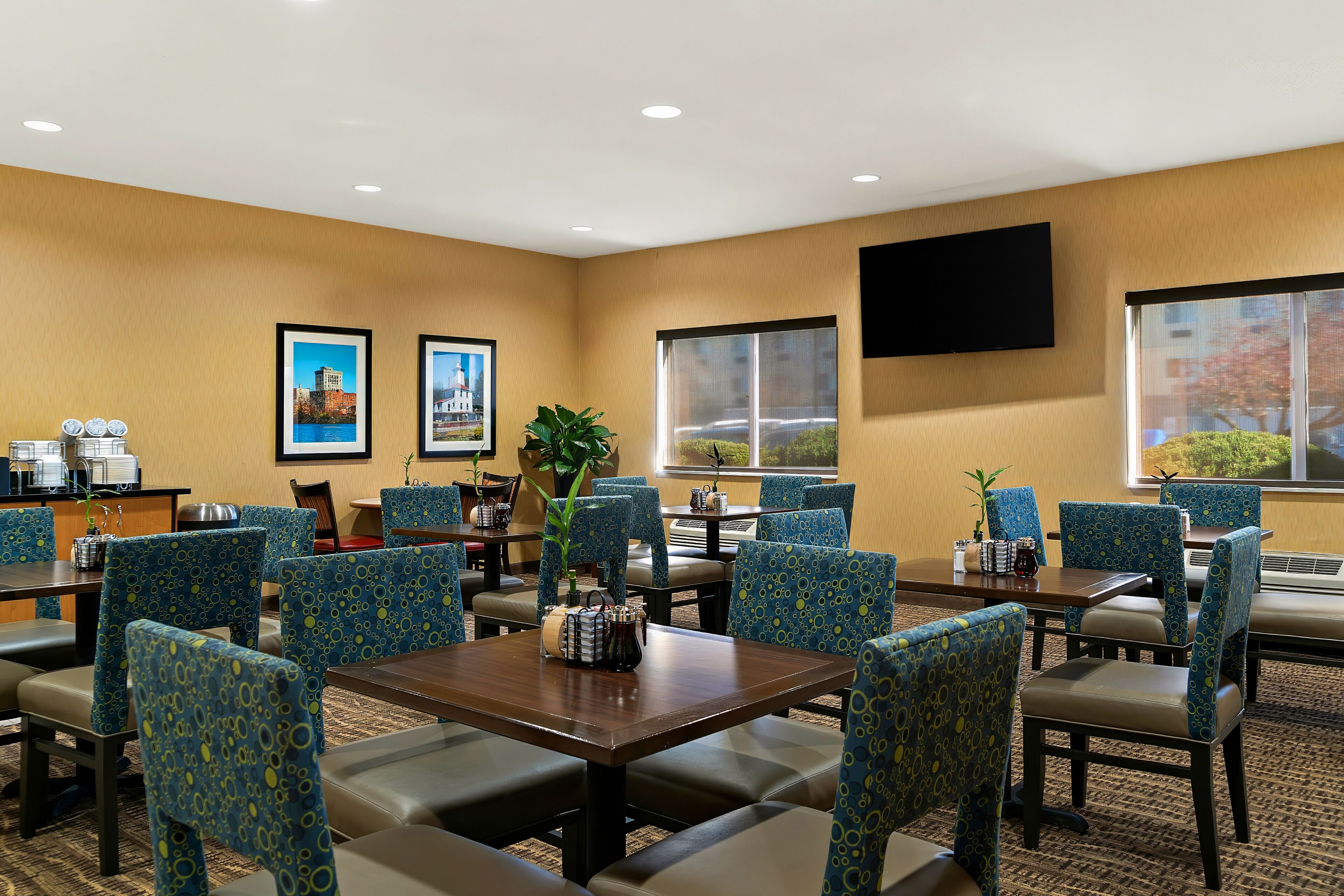 free daily full breakfast