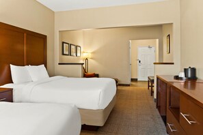 Suite 2 Queen Beds Non Smoking Room with 2 Person Sofa Bed | ห้องพักตกแต่งอย่างมีเอกลักษณ์, ตกแต่งพิเศษโดยเฉพาะ, โต๊ะทำงาน