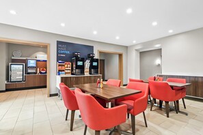 Free buffet breakfast - Holiday Inn Express And Suites Joplin Southeast by IHG (Joplin)