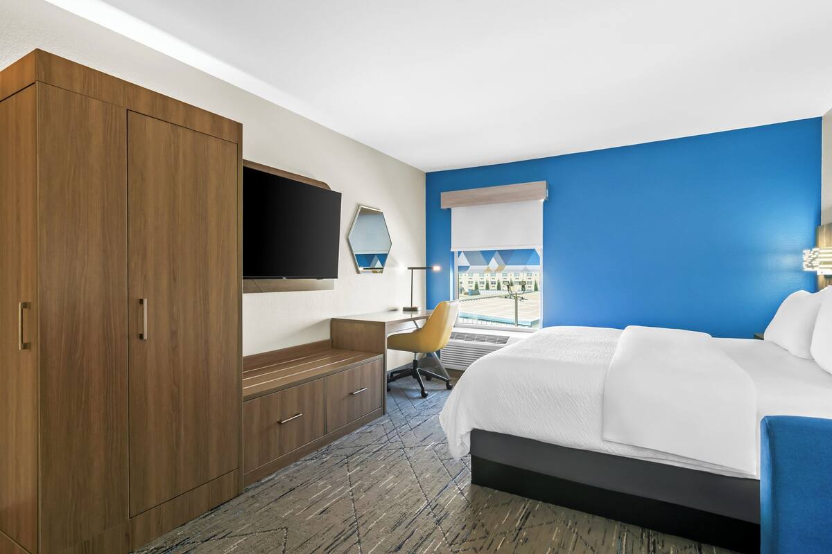 Een bureau, een strijkplank/strijkijzer, gratis wifi, beddengoed