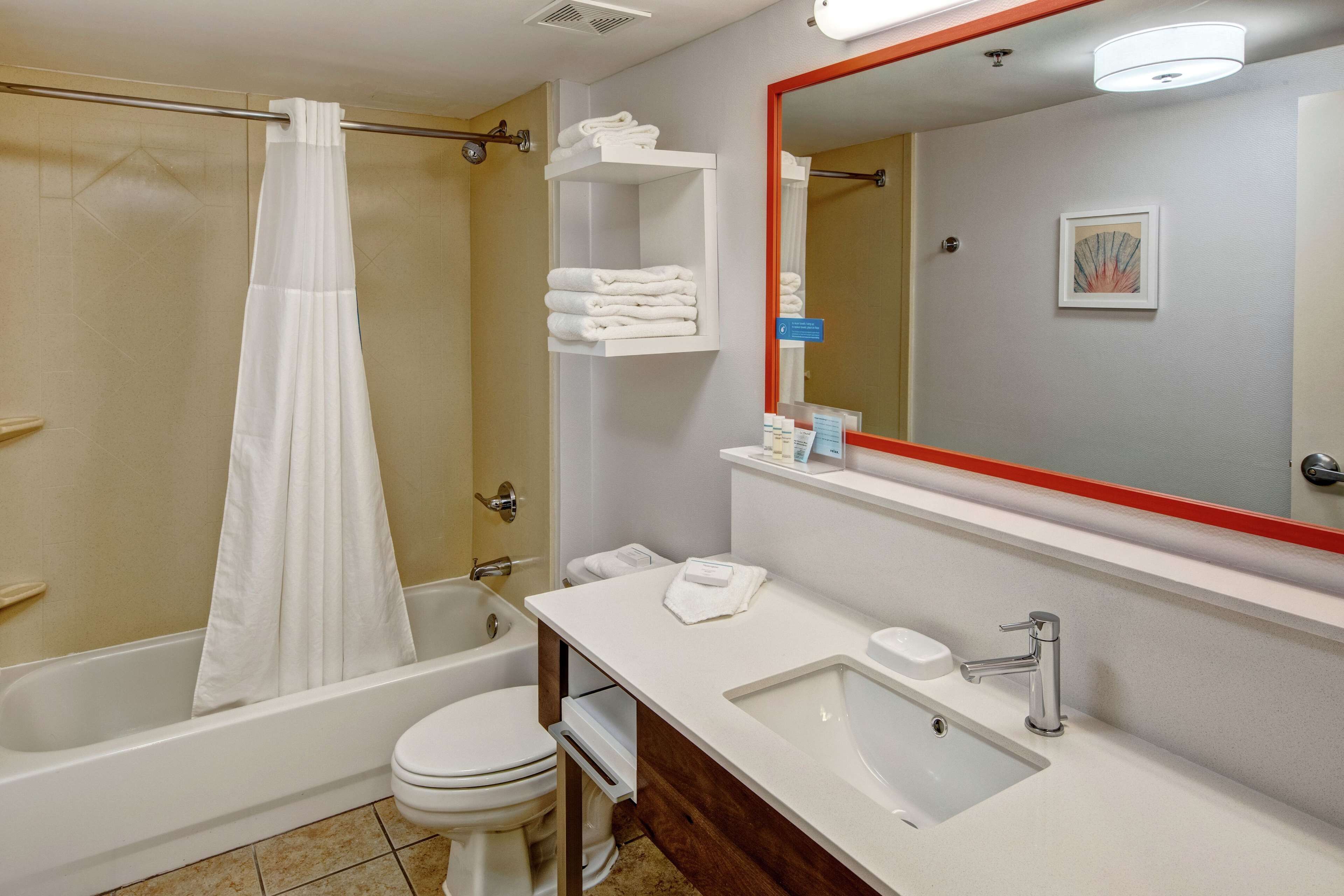 1 king bed, pool view, near elevator, non smoking | bathroom | hair dryer, towels