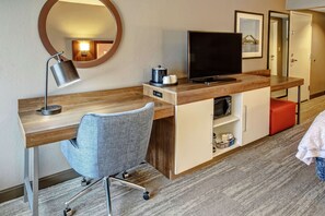 Laptop workspace, iron/ironing board, free cots/infant beds, free WiFi - Hampton Inn Elizabeth City (Elizabeth City)