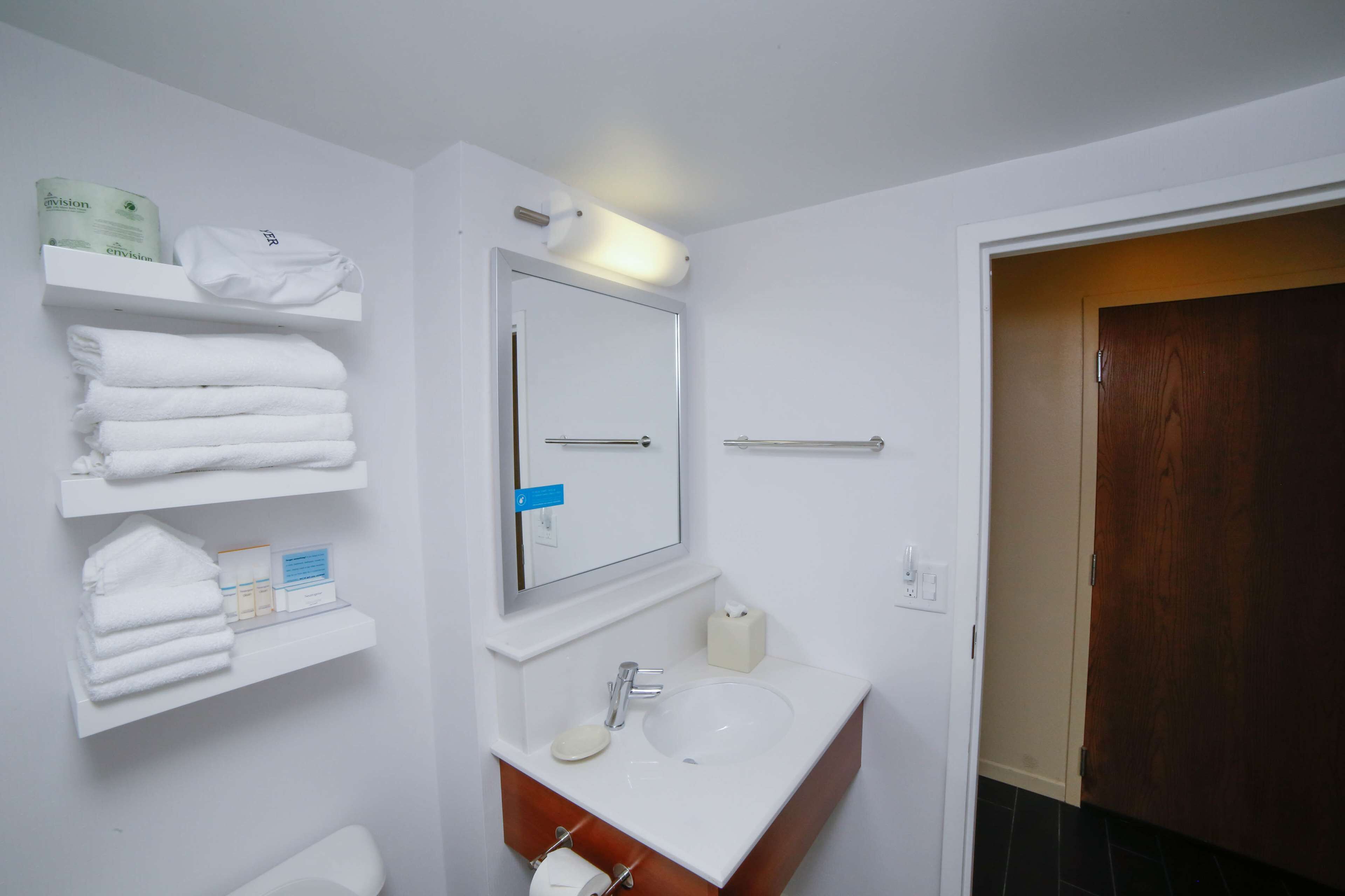 hydromassage showerhead, free toiletries, hair dryer, towels