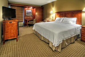 Room, 1 King Bed, Non Smoking | Laptop workspace, blackout drapes, iron/ironing board, free WiFi - Hampton Inn Franklin (Franklin)
