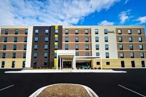 A multi-story hotel with a modern design, featuring a covered entrance and a sign that reads "HOME2". - Home2 Suites by Hilton Bowling Green (Bowling Green)