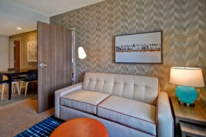 套房, 1 張加大雙人床, 無障礙 (Roll-In Shower) | 客廳 | 32 吋LCD 電視連有線電視頻道、電視