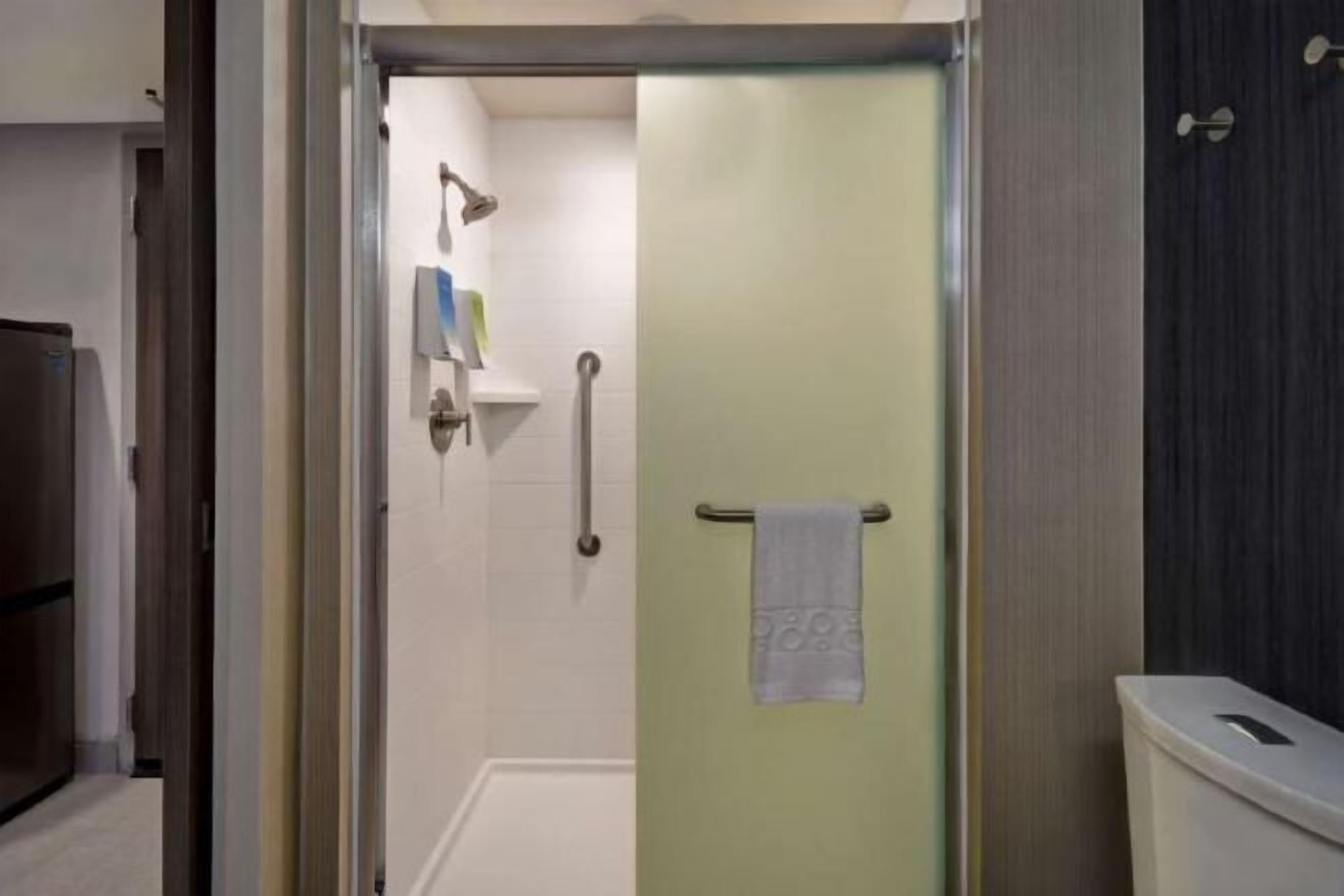 浴室 | 吹风机、毛巾、肥皂、洗发水