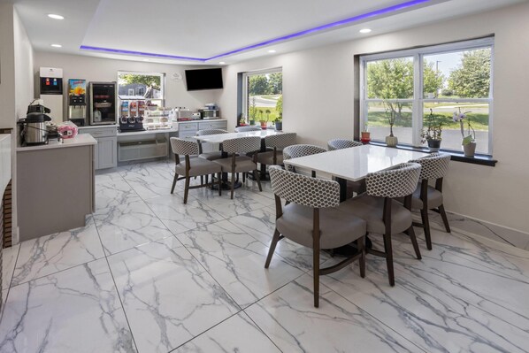 Déjeuner complet gratuit tous les jours