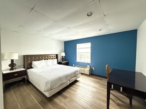 Suite, 1 kingsize-seng med sovesofa, ikke-røyk | 1 soverom, skrivebord, blendingsgardiner og barnesenger