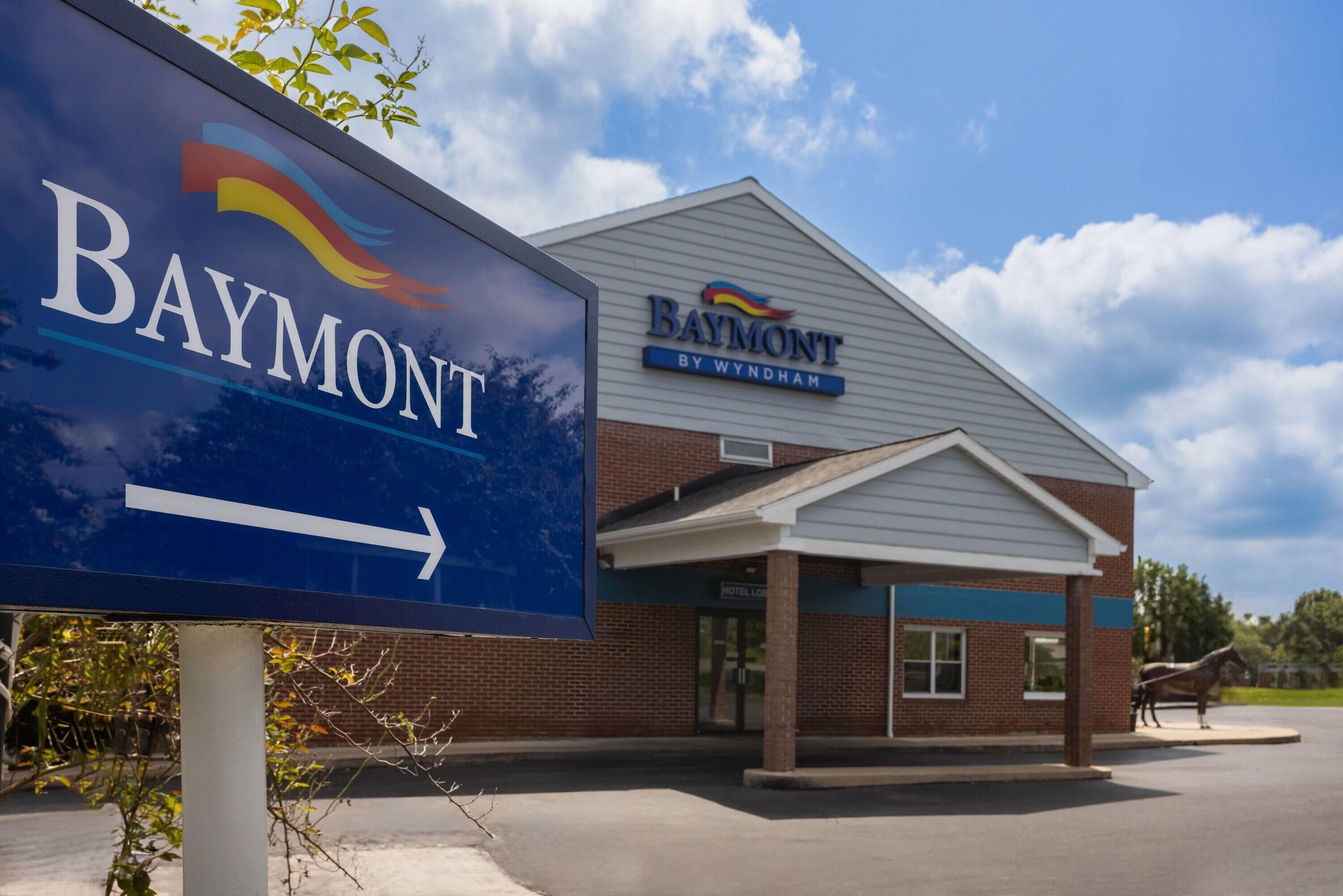 Et hotelskilt med en piletavle og navnet "Baymont by Wyndham".