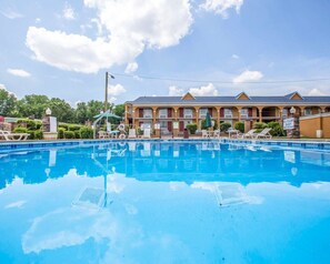 Piscine extérieure en saison