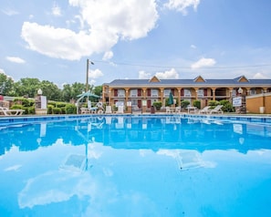 Una piscina al aire libre de temporada