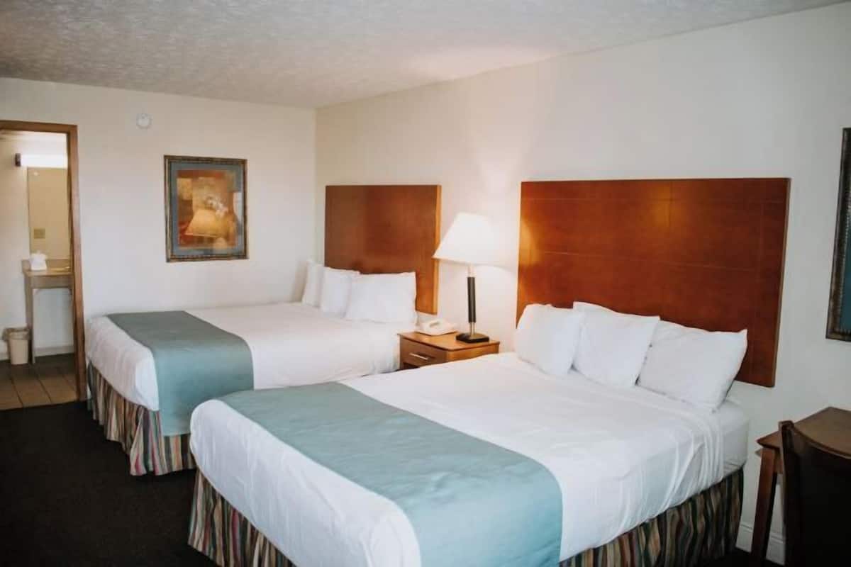 Ropa de cama hipoalergénica y caja de seguridad en la habitación