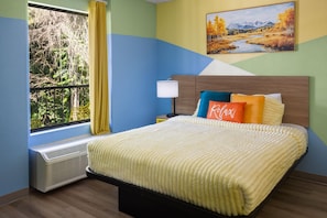 Suite, Meerdere bedden, niet-roken | Hypoallergeen beddengoed, een kluis op de kamer, een bureau