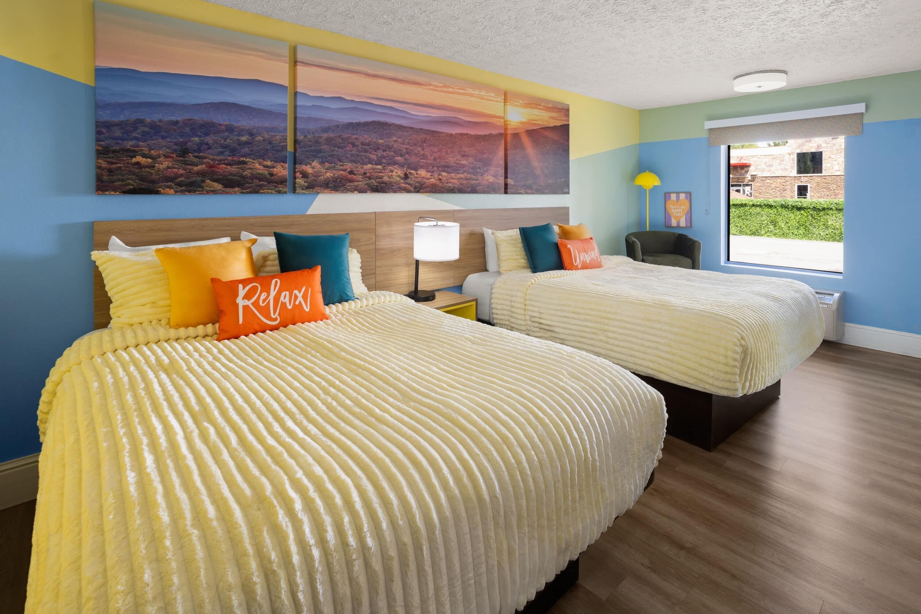 Habitación, 2 camas de matrimonio, accesible para personas con discapacidad, bañera | Ropa de cama hipoalergénica, caja fuerte, escritorio y cortinas opacas