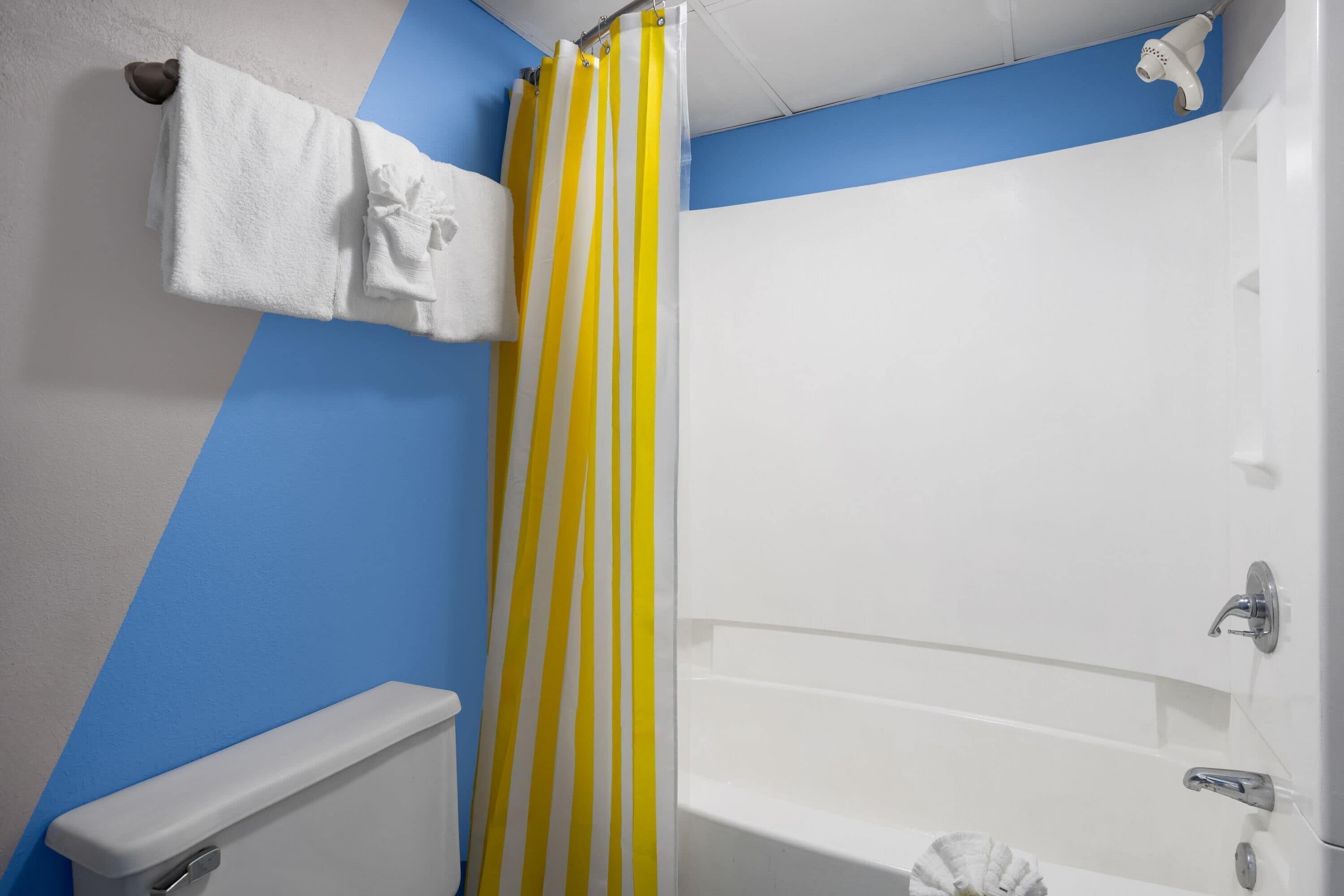 Suite, varias camas, no fumadores | Baño | Ducha y bañera combinadas y artículos de higiene personal gratuitos
