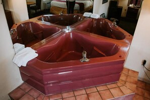 Habitación Deluxe, 1 cama King size | Tina de hidromasaje privada