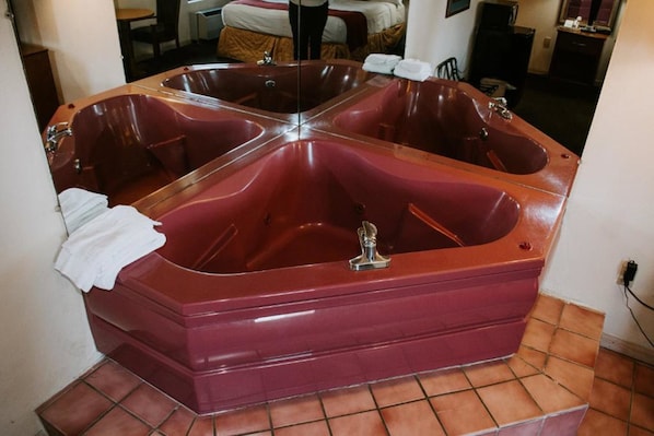 Chambre Deluxe, 1 très grand lit | Baignoire à remous privée